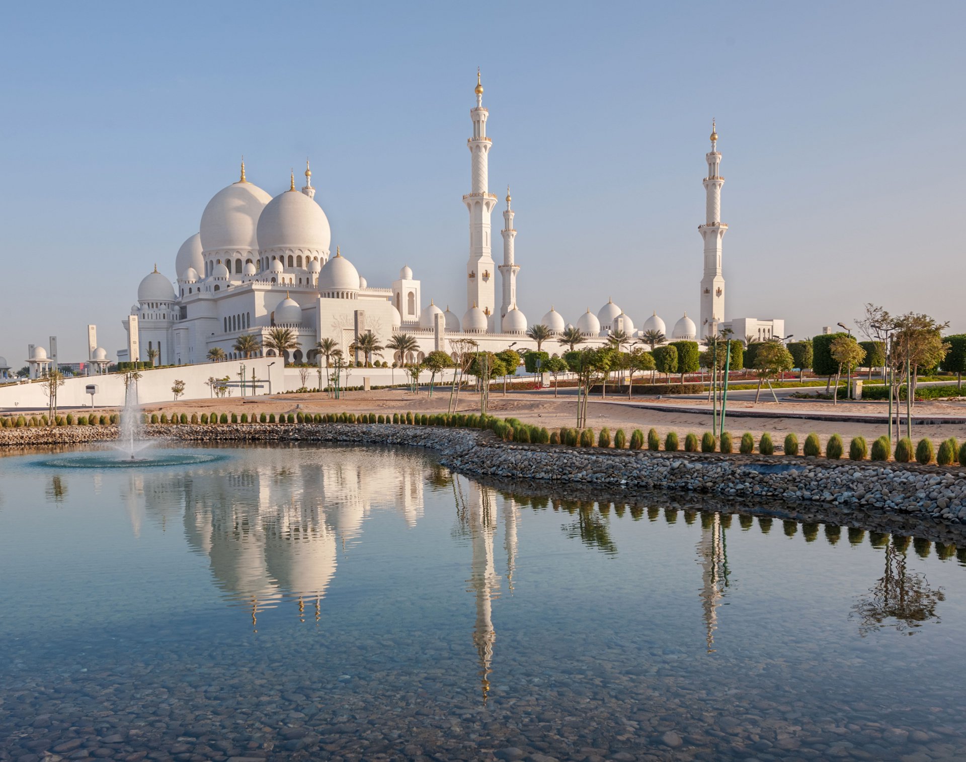 Sheikh Zayed Mosque shutterstock_113500909