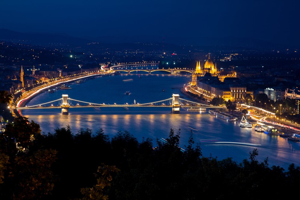 castello-di-buda-circondato-da-edifici-e-luci-durante-la-notte-a-budapest_181624-10424