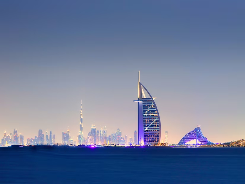 dubai-17-novembre-2017-orizzonte-del-dubai-alla-notte-con-burj-al-arab-in-arabo-unito-della-priorita