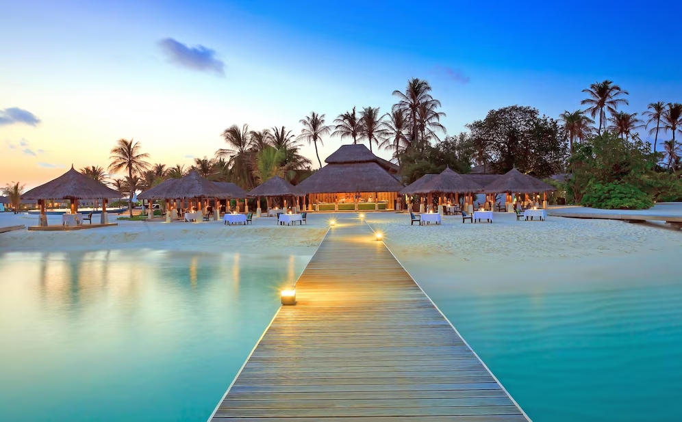 maldives-island-resort-dalla-vista-della-spiaggia-con-capanne-nipa-marroni_542777-4