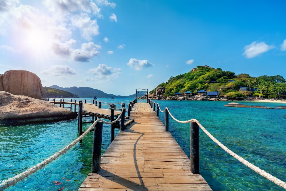 ponte-di-legno-all-isola-di-koh-nangyuan-a-surat-thani-thailandia_335224-1082