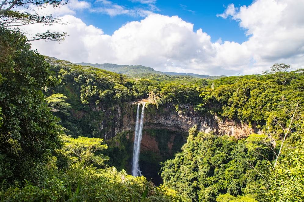 splendido-scenario-della-cascata-di-chamarel-a-mauritius-sotto-un-cielo-nuvoloso_181624-19823