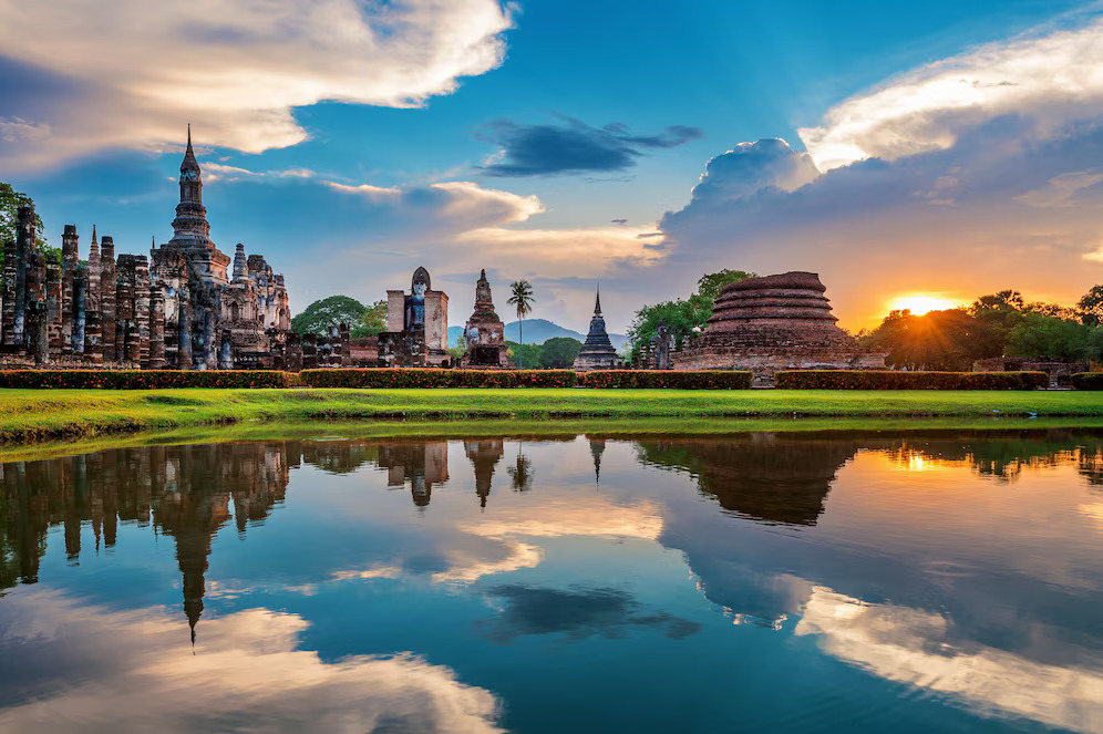 statua-del-buddha-e-tempio-di-wat-mahathat-nel-distretto-del-parco-storico-di-sukhothai_335224-907