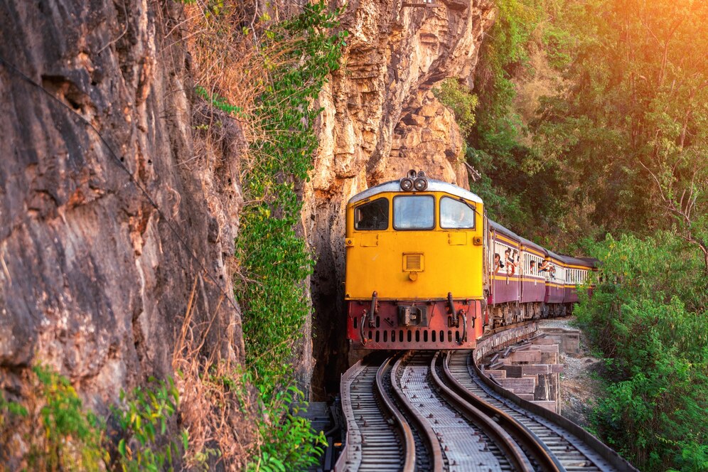 treno-retro-tailandese-a-kanchanaburi-thailandia_335224-778