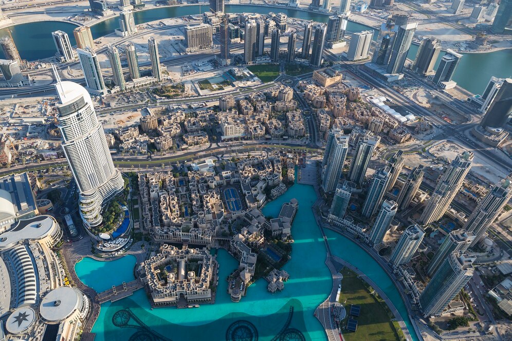 vista-aerea-della-citta-di-dubai-dalla-cima-di-una-torre_268835-1059