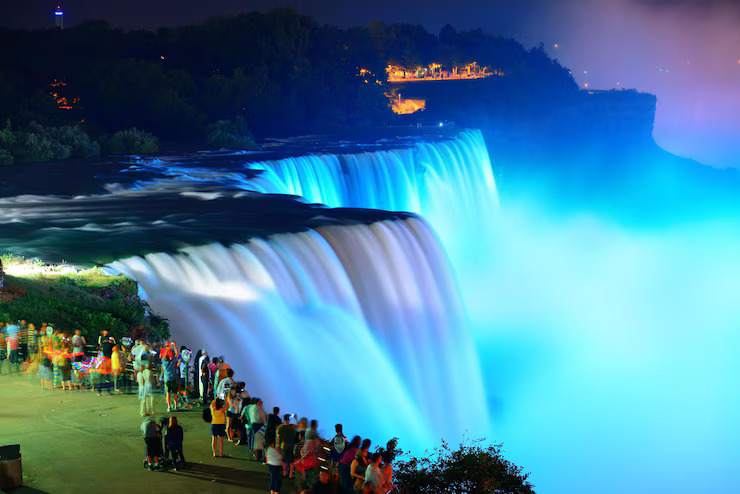 cascate-del-niagara-illuminate-di-notte-da-luci-colorate_649448-2136