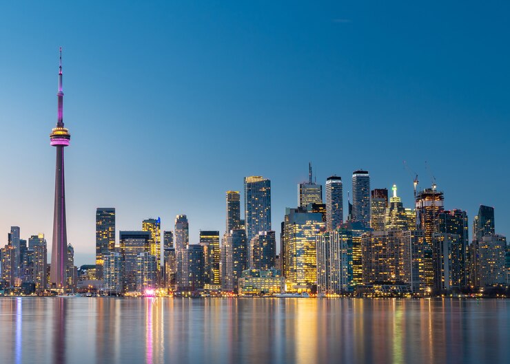 toronto-skyline-della-citta-di-notte-ontario-canada_131985-1028